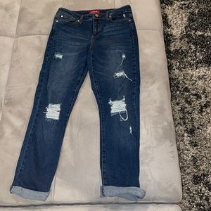 Hello! I am selling a pair of Guess jeans in the size 38 (US).
